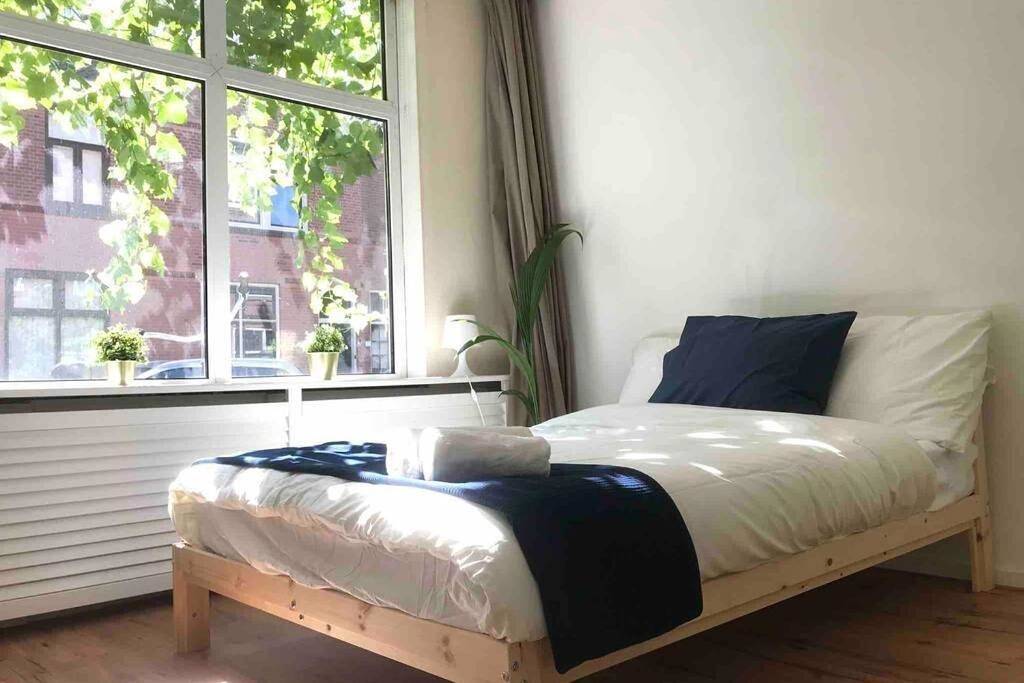 Geheel appartement, New Cozy Room with Private Bathroom Delft City P-room 1 in Delft, Stadsgewest Haaglanden