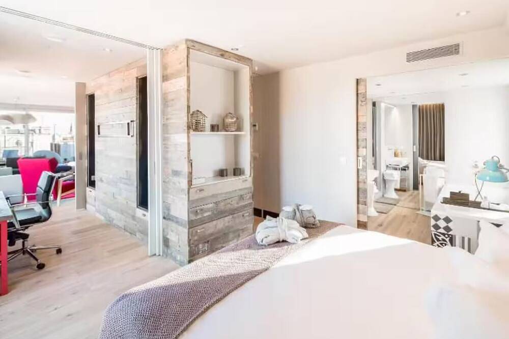 Bring the Whole Crew! Private bedrooms with ensuite bathrooms! in Barcelona Centre, Barcelona