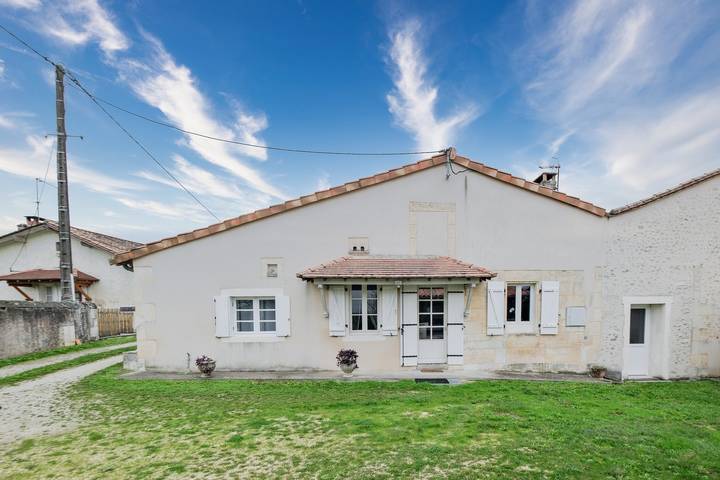 Gîte Le Moutat-Chez Georges, avec terrasse privée, jardin privé et Wi-Fi in Allemans, Périgord Vert