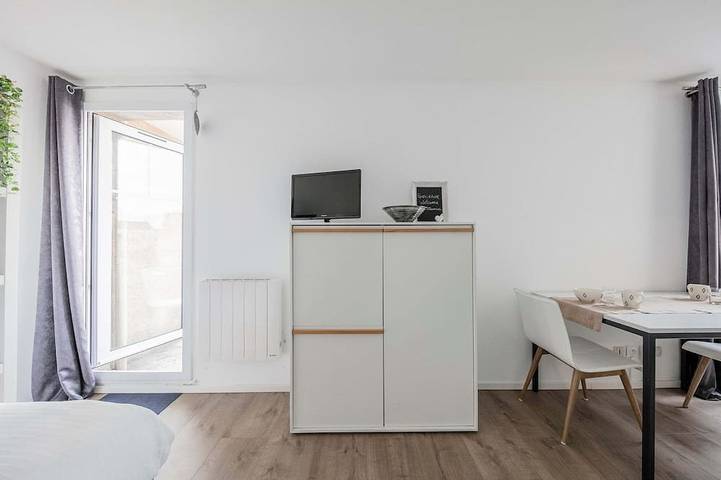 Appartement entier, Studio 24m2, balcon, clim réversible,  parking privé, tram in Grenoble, Isère
