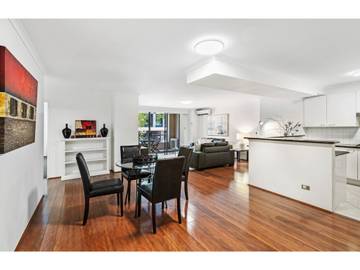Vacation Rental for 4 Guests in Sydney, New South Wales, Picture 2