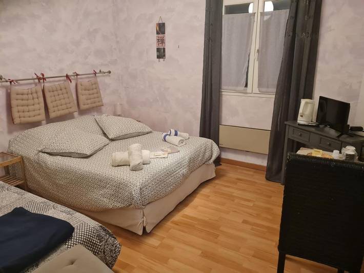 Chambre d’hôte pour 3 personnes, avec terrasse et jardin ainsi que piscine et vue à Coaraze