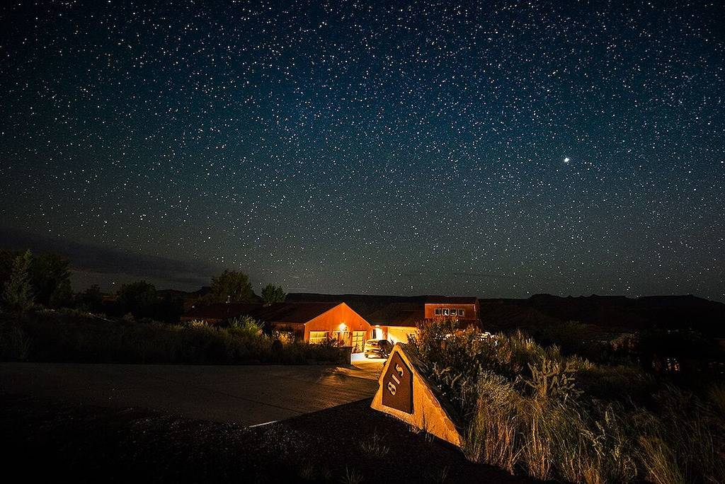 Erstaunliche Aussicht auf den Zion Np und die lokalen Klippen mit Zugang zum Virgin River. Sehr leise in Virgin, Zion Nationalpark