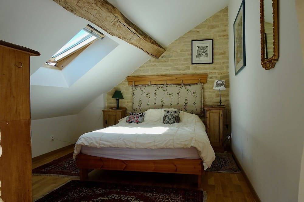 Grand Burgundian stone house in quiet village, 5 bedrooms, beautiful garden in Dancevoir, Parc national de forêts