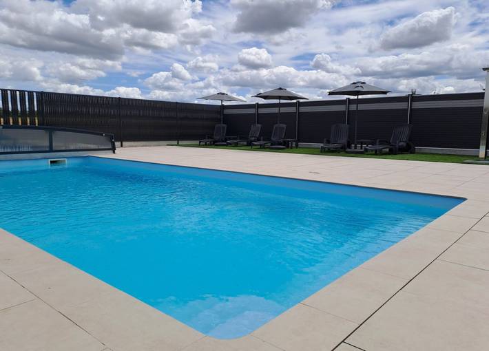 Gîte pour 12 personnes, avec Terrasse ainsi que Jardin et Piscine dans Val-d'Auzon