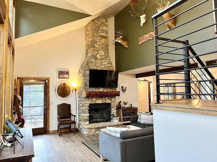 Vacation rental for 6 people, with hot tub and yard as well as balcony, with pets in Woodland Park