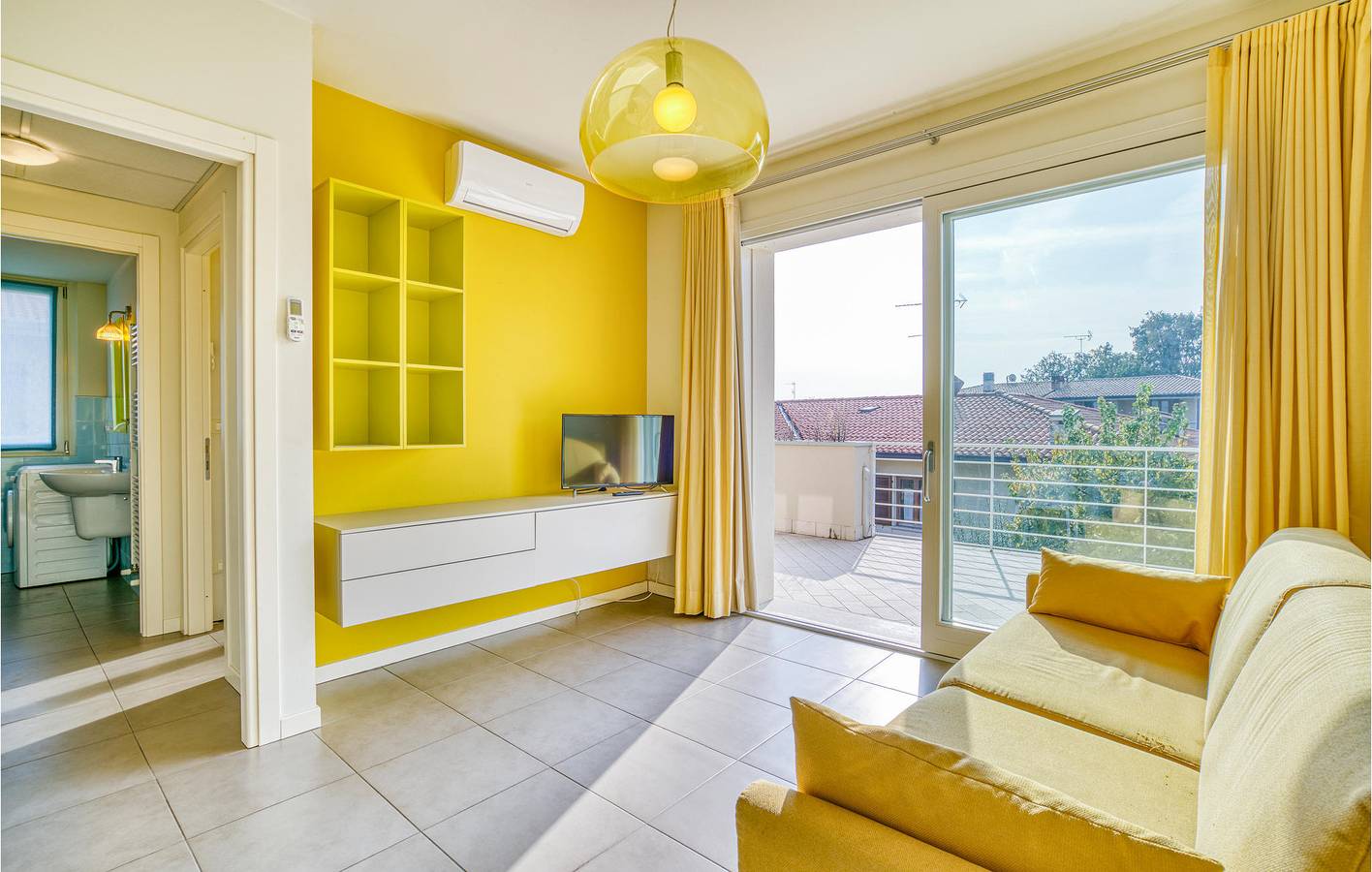 Ganze Ferienwohnung, Schickes Apartment mit Pool & Terrasse, Nähe Strand in Puegnago sul Garda, Gardasee-Berge