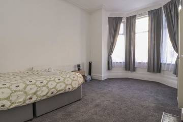 Log Cabin for 10 People in Blackpool, North West England, Photo 3