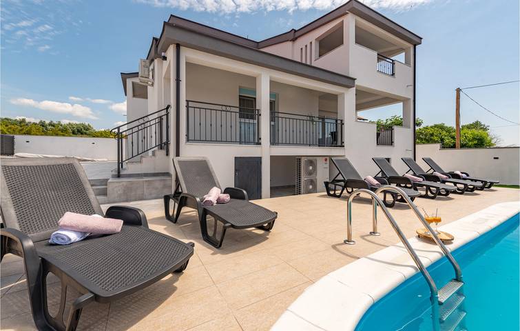 Ferienhaus für 10 Personen, mit Pool und Terrasse sowie Garten - 1
