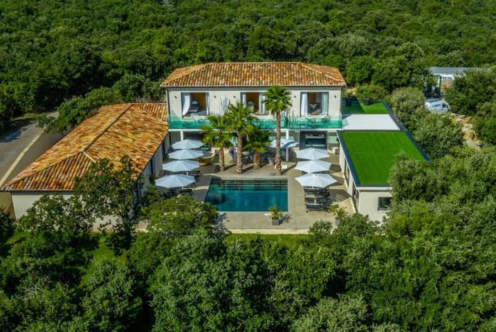 Ferienhaus für 12 Personen, mit Balkon und Whirlpool sowie Terrasse und Garten in Chamaret