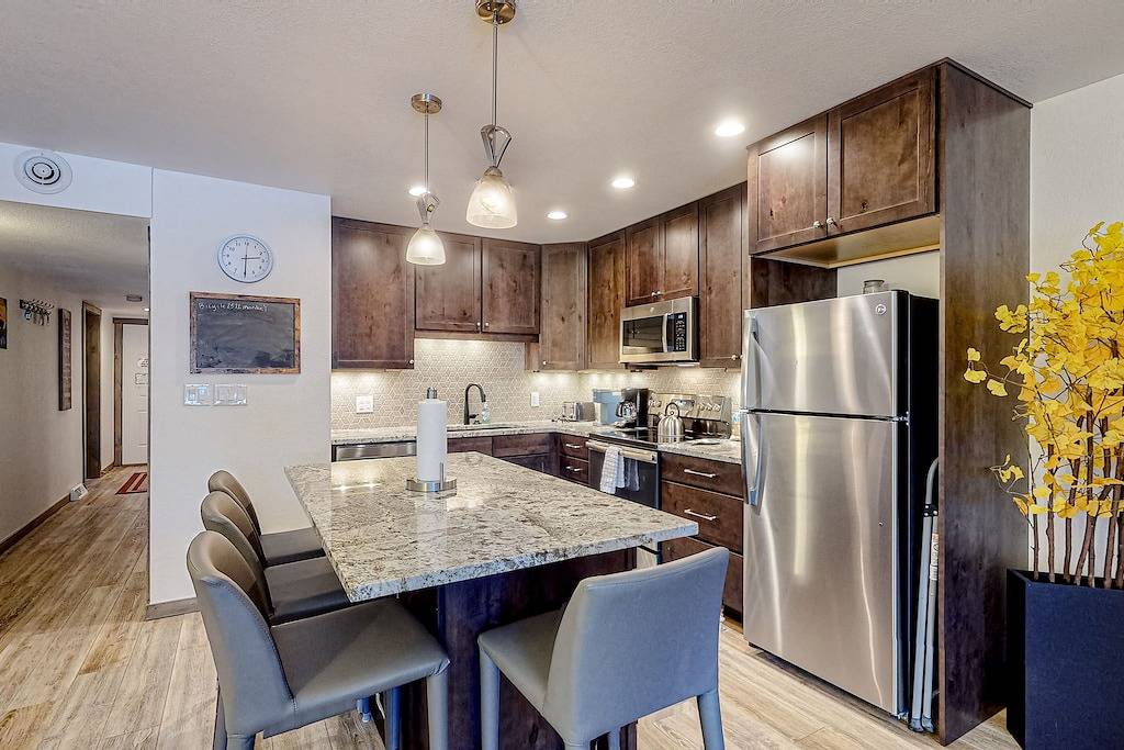 Ganze Wohnung, Mountain-View Condo with Wifi and Fireplace - Pool, Hot Tubs, Tennis, and Sauna in Frisco, Arapaho and Roosevelt National Forests