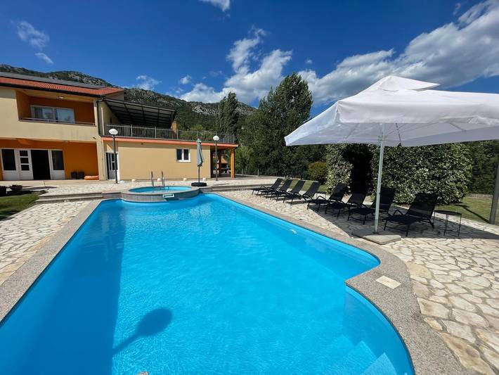 Ferienhaus für 14 Personen, mit Sauna und Whirlpool sowie Garten und Terrasse an der Makarska Riviera