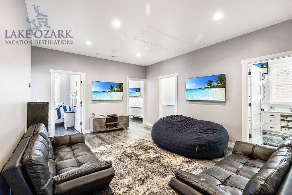 Bare Feet Retreat! Swim Dock, 5 Decks, Elevator, Gaming Room, Bagnell Dam Strip! in Lake Ozark, Lake of the Ozarks