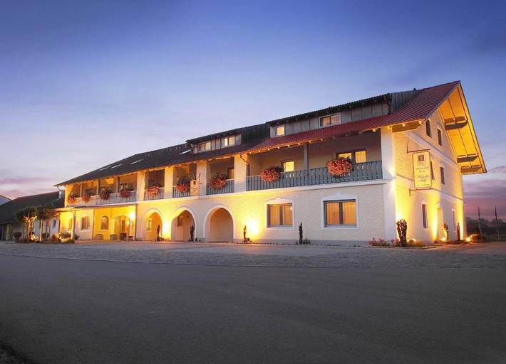 Hôtel pour 3 personnes, avec Terrasse ainsi que Jardin et Vue dans Landau an der Isar