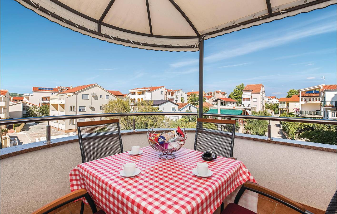 Ganze Ferienwohnung, Gemütliche Ferienwohnung mit Terrasse und WLAN, 2 km vom Strand entfernt in Srima, Šibenik-Knin