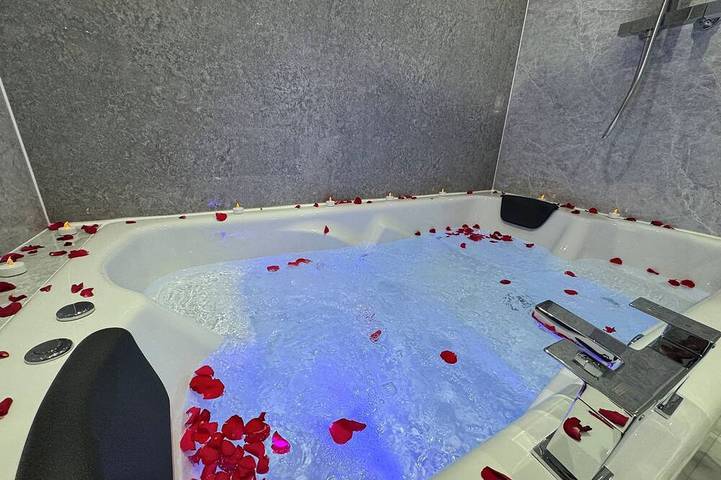 Suite 1 Private Jacuzzi Spa Hot Tub & Sauna in Sheffield, Südliches Yorkshire