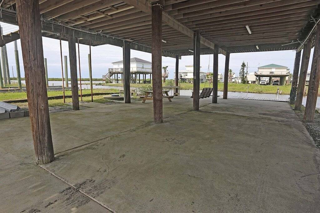 Crusty Crab - Boat Access - Island Realty in Grand Isle, Jefferson Parish