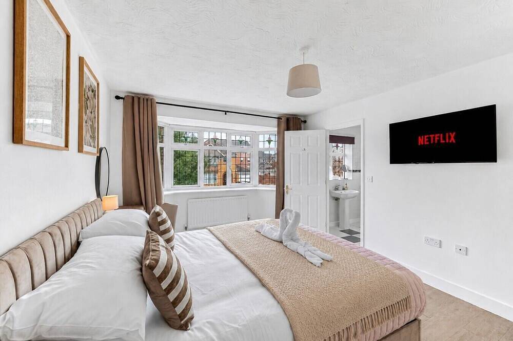 The Wiltshire •  Detached 5Br House • Driveway Parking • Work Space • Smart Tvs • By Yoko Property in Milton Keynes, Südostengland