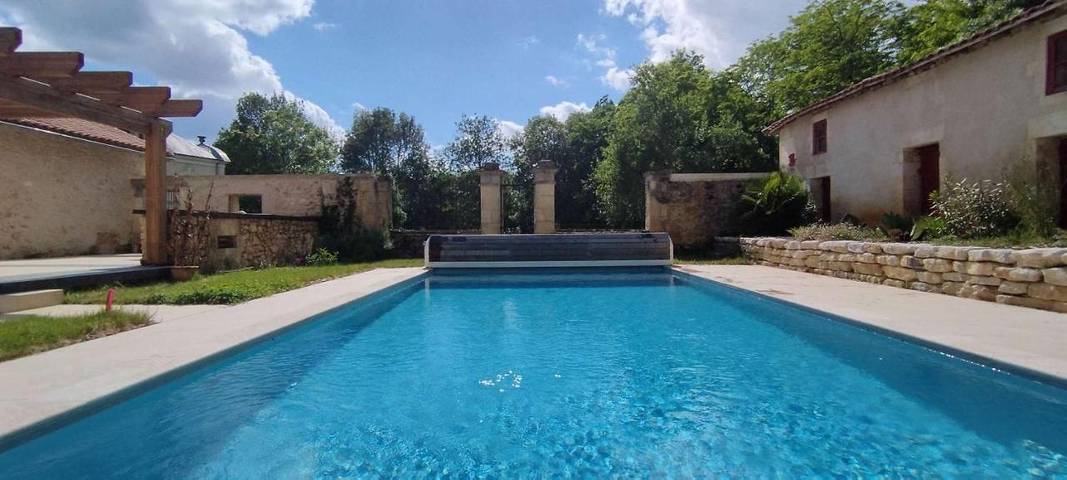 Location de vacances pour 14 personnes, avec piscine ainsi que jardin et terrasse à Bourdeilles - 2