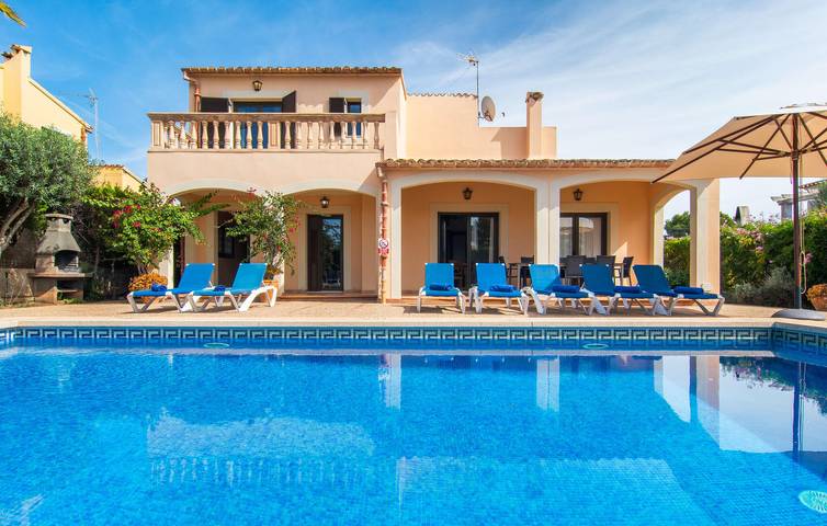 Seaside Retreat with Terrace, Pool and Grill - Sa Ràpita Cozy Apartment in Sa Ràpita, Campos