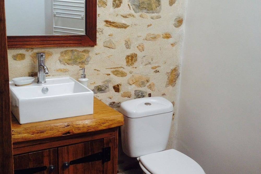 Gîte rural récemment rénové, utilisation partagée de la piscine et de la salle de jeux in Bussière-Poitevine, Région de Bellac