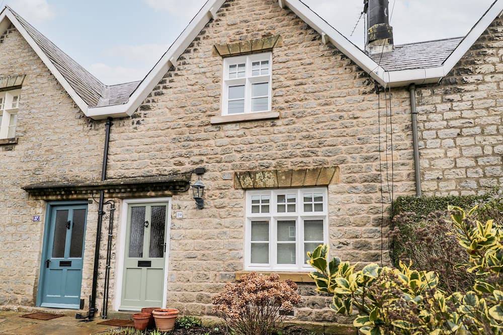 29 Bondgate, pet friendly, character holiday cottage in Helmsley in Helmsley, North York Moors National Park