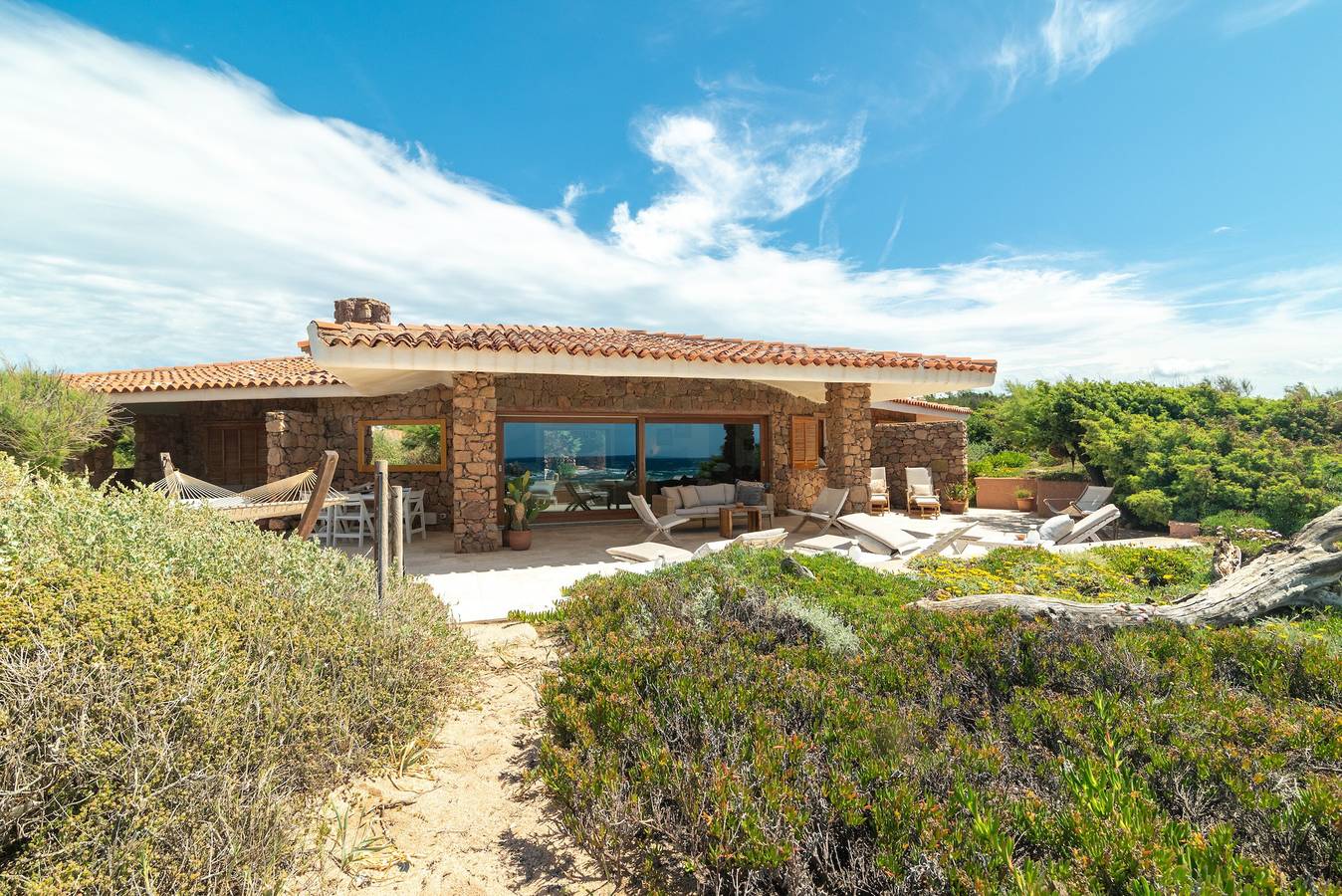 Villa 'Gabbiani' con vista mare, Wi-Fi e aria condizionata in Portobello, Gallura