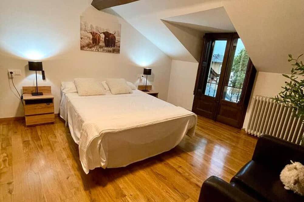 Entire apartment, Cal_Querol 2 penthouse in the centre in Puigcerdà, Catalan Pyrenees