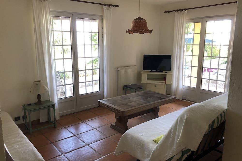 Holiday villa with communal pool, large terrace and magnificent sea views in Gattières, Cannes region
