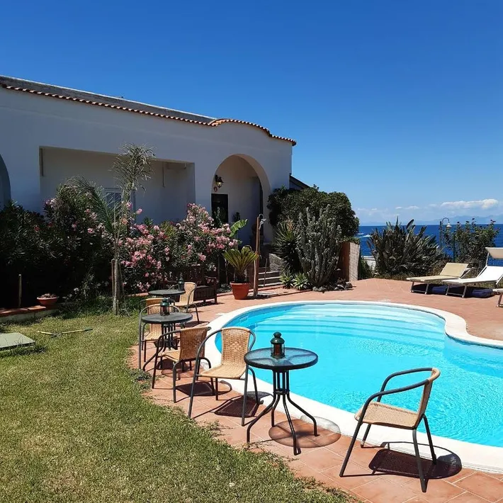 Alojamiento y desayuno para 2 personas, con vistas además de jardín y piscina - 1