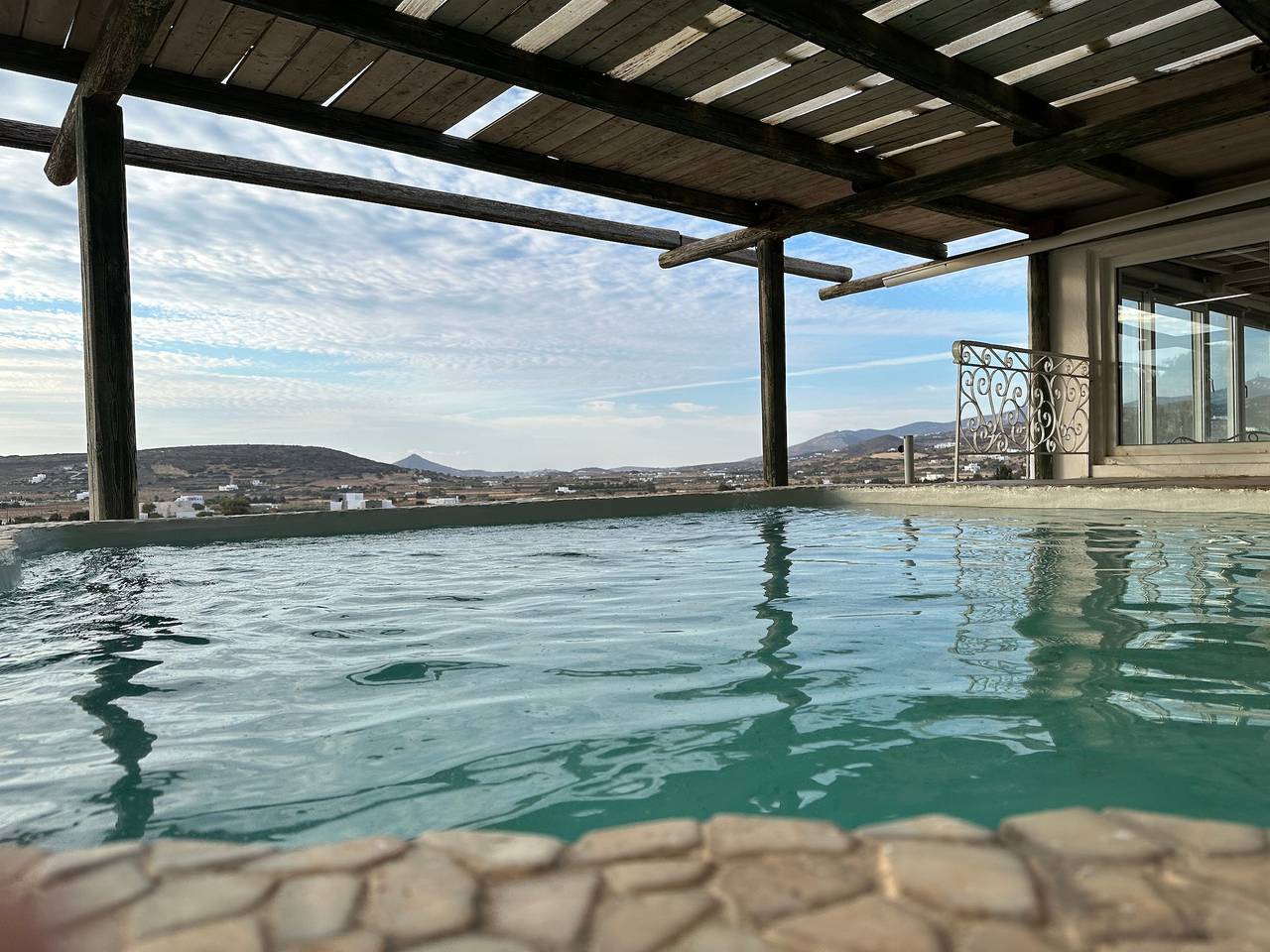 Casa vacacional 'The Pepper Tree Villa Swimming' con vistas al mar, Wi-Fi y aire acondicionado in Paros