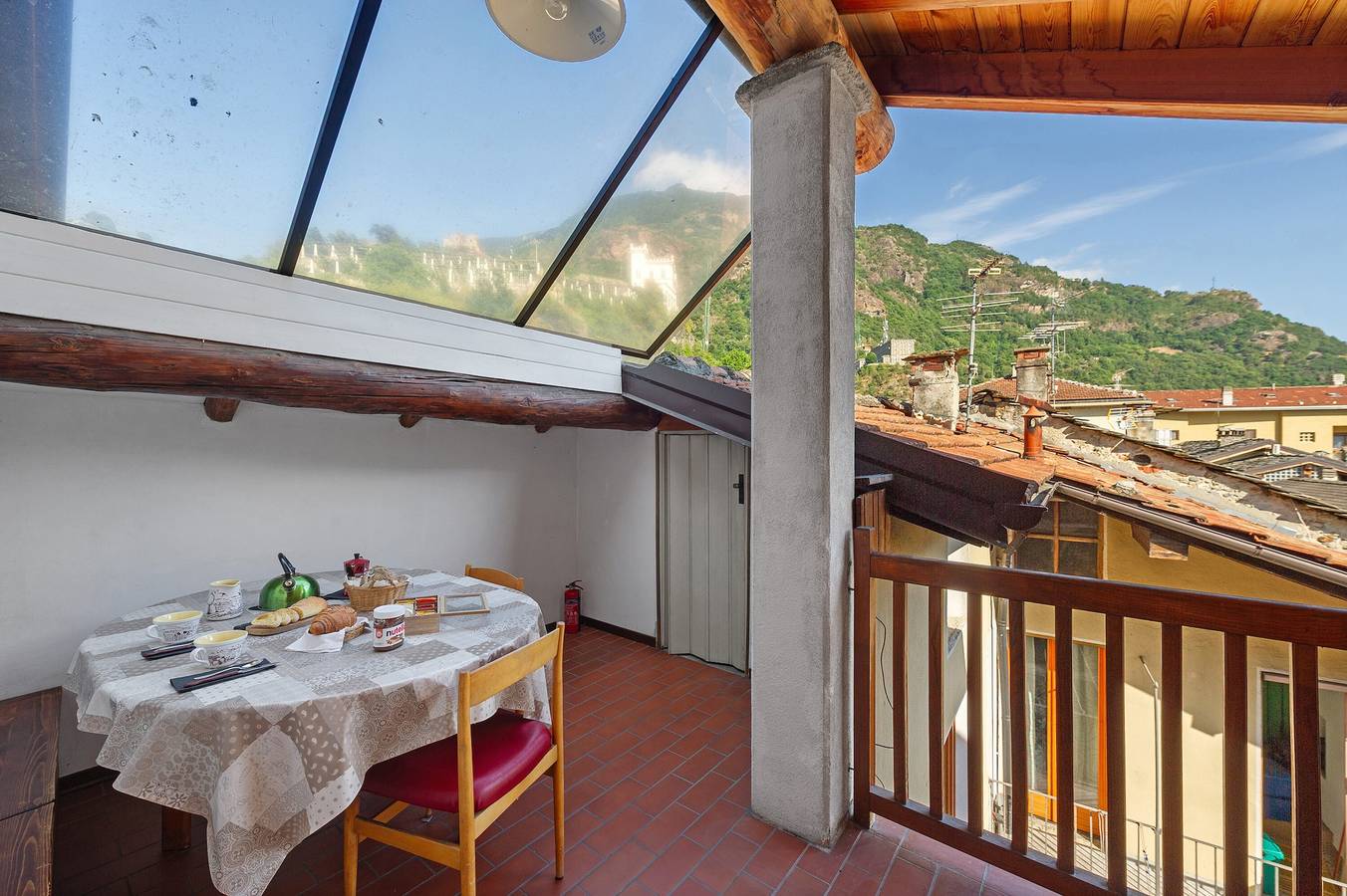 Hel lejlighed, 'The Traveler’s Attic' Apartment with Mountain View, Private Terrace and Wi-Fi in Pont-Saint-Martin (Aosta), Comune di Pont-Saint-Martin