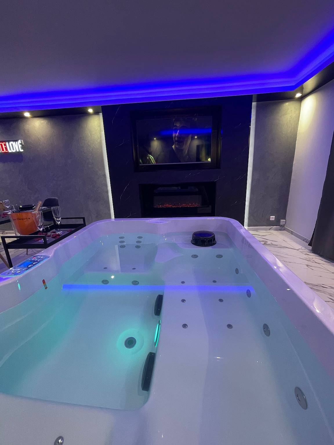 Casa Vacacional 'La Casa De Lové Suite Jacuzzi' con Jardín Privado y Wi-Fi in Melun, Sena y Marne