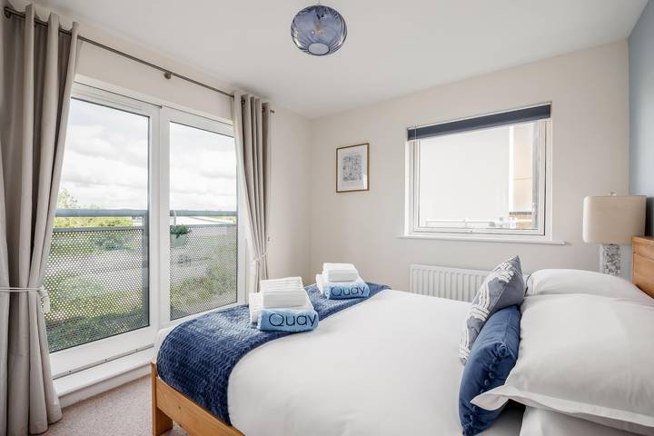 Entire apartment, Isle View - Large Corner Balcony With Harbour Views in Poole, Poole Harbour