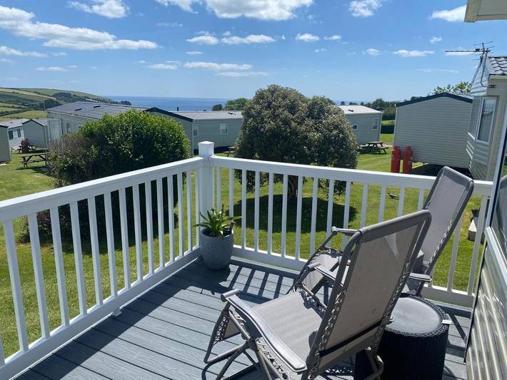 Camping for 5 people, with garden and pool as well as view and children pool in Polperro