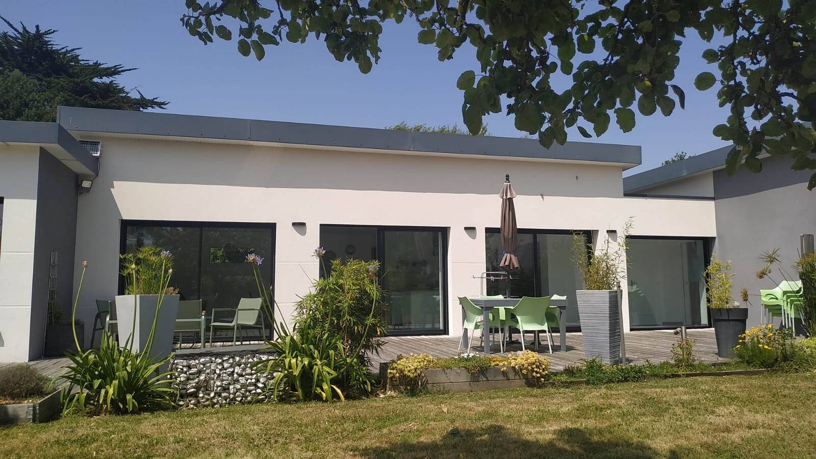 Holiday Home in Loctudy with Private Terrace, Garden, and Wi-Fi in Loctudy, Côte de Cornouaille