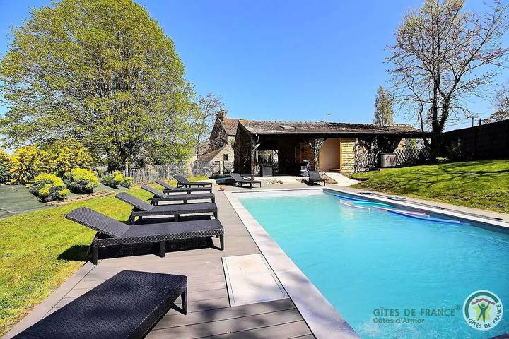 Casa de huéspedes para 15 personas, con piscina y jardín - 1
