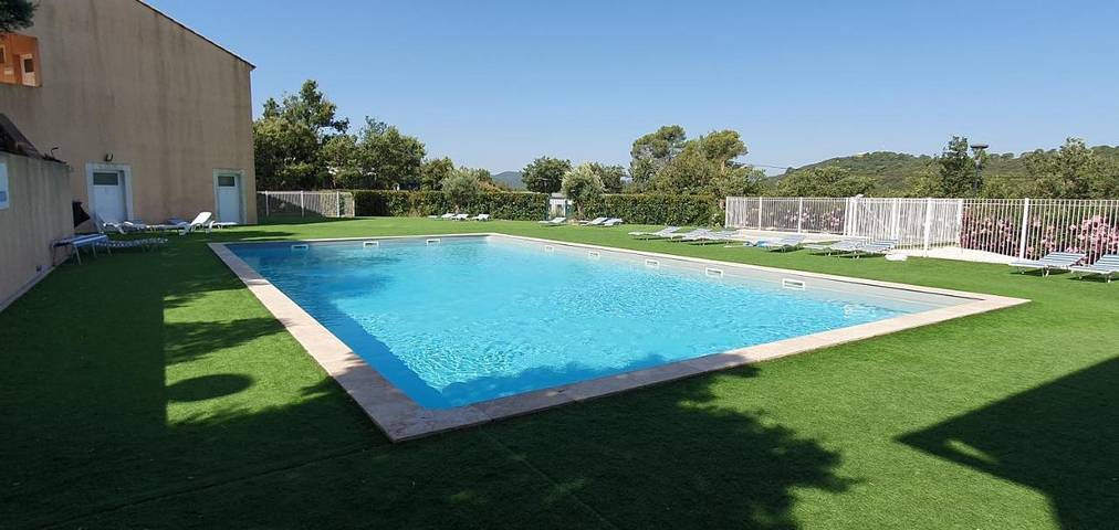 Camping pour 4 personnes, avec Terrasse ainsi que Jardin et Piscine