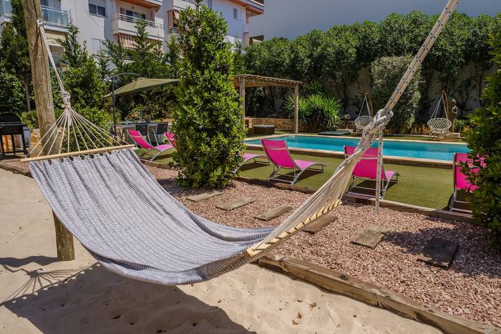 Fantástica Villa en el centro, con piscina, Wi-Fi y aire acondicionado. Se admiten mascotas in Ocean Beach Ibiza, Sant Antoni de Portmany