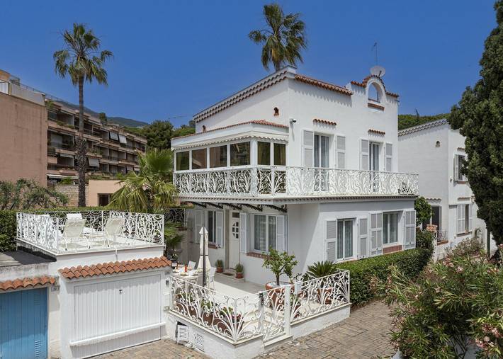 Villa for 7 people, with Balcony and Terrace as well as Yard in San Remo