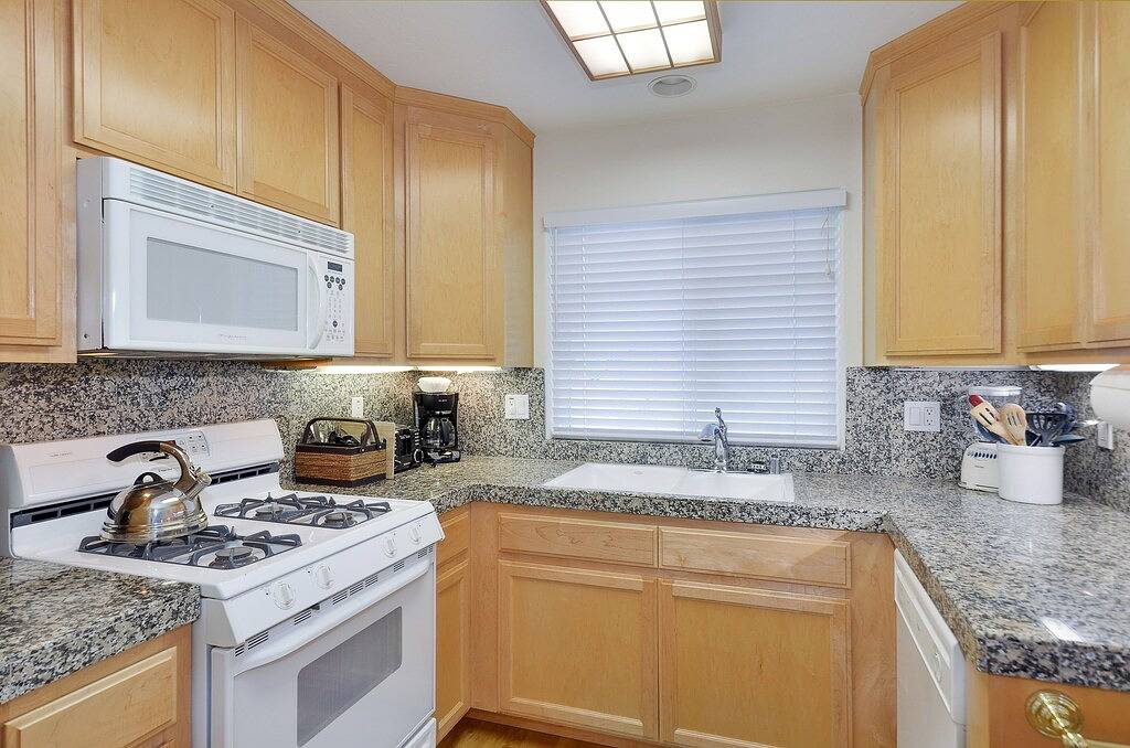 Die Surf and Sand von Capitola Beach ist nur einen Block von diesem atemberaubenden Stadtdomizilam! in Capitola, Santa Cruz County