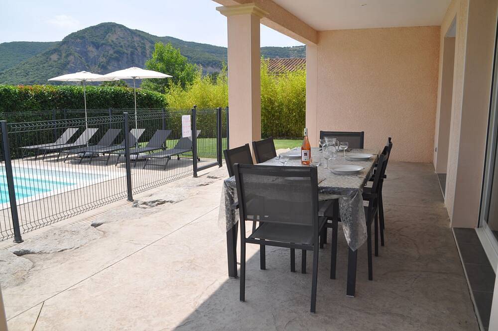 Beautiful villa 6 pers  3 rooms fenced with private pool in Vallon Pont d'Arc in Vallon-Pont-d'Arc, Ardèche