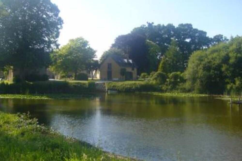 Rennes maison de charme au bord d’un étang in Acigné, Région de Rennes