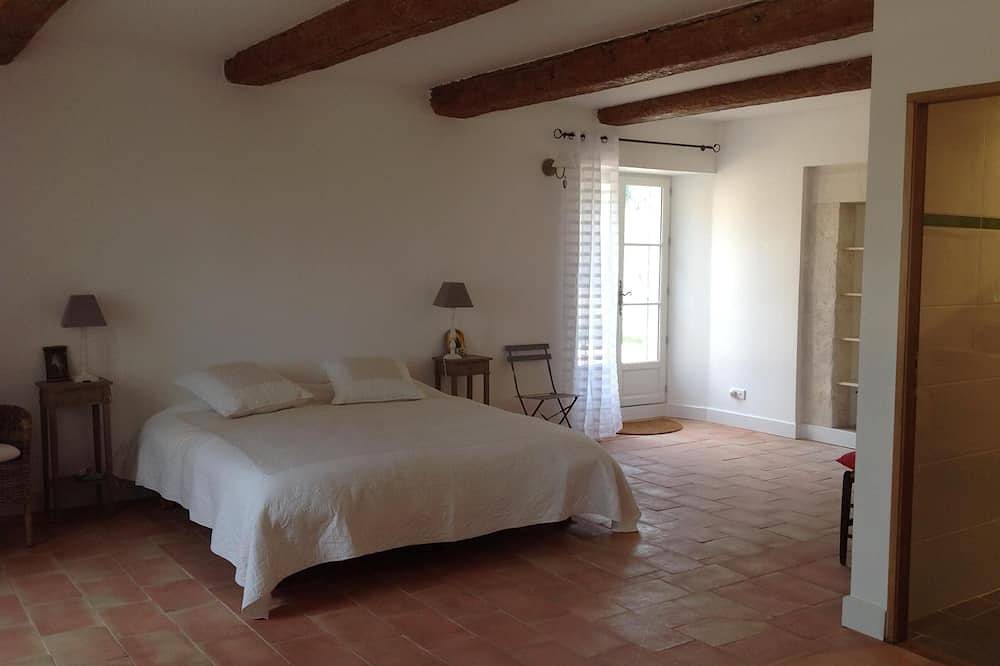 Mas provencal with old pool very quiet close to Chateauneuf du Pape in Sorgues, Vaucluse