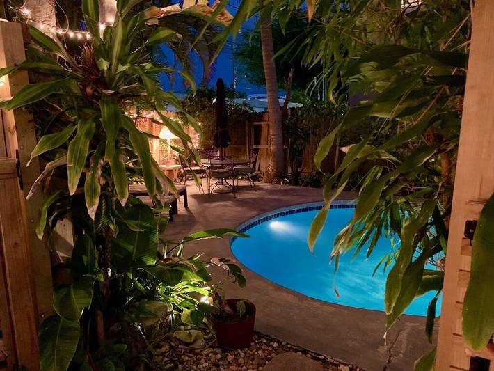 Vacation rental for 4 people, with pool and terrace as well as yard in Lake Worth