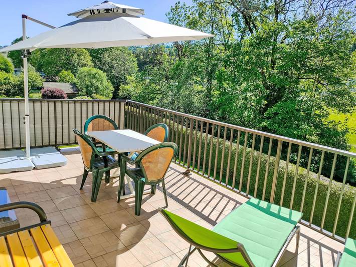Vacation rental for 2 people, with Balcony and Hot tub as well as Terrace and Yard in Jura