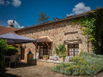 Location de vacances pour 6 personnes, avec jardin ainsi que piscine et terrasse, animaux acceptés à Prats-du-Périgord