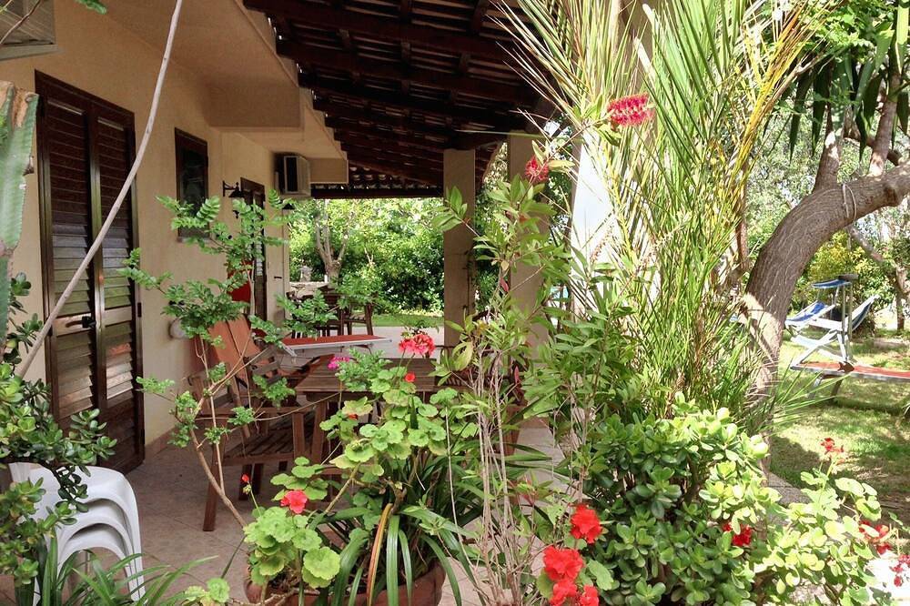 Entire apartment, Homerez - Bright House in Vibo Valentia, Shared Pool in Parghelia, Vibo Valentia Province