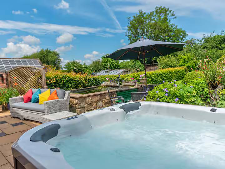 The Owl House With Hot Tub | Pass The Keys in Stafford, Staffordshire