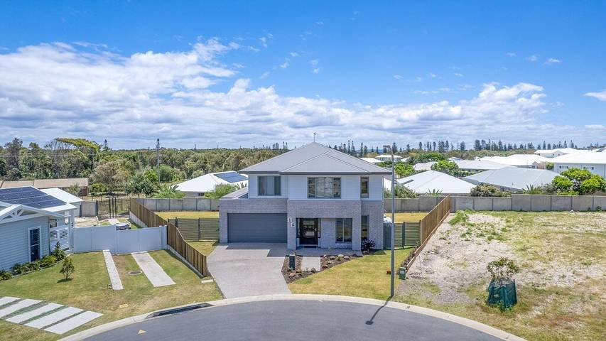 Holiday home for 8 people, with balcony and garden, with pets in Yamba